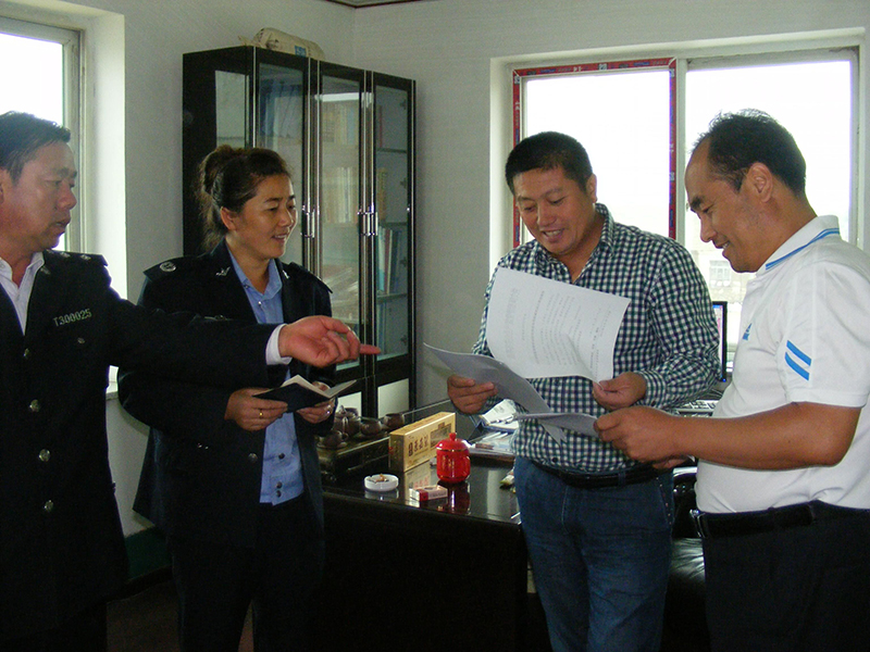 劉瑞杰(左二)參與群眾調(diào)解