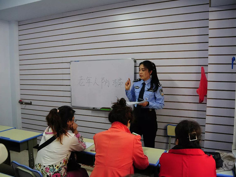 王曉梅經(jīng)常利用業(yè)余時(shí)間走進(jìn)社區(qū)宣傳防騙知識(shí)