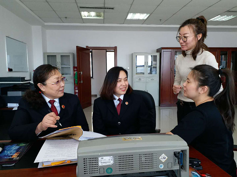 張曉荔（左一）指導(dǎo)年輕檢察官分析案情