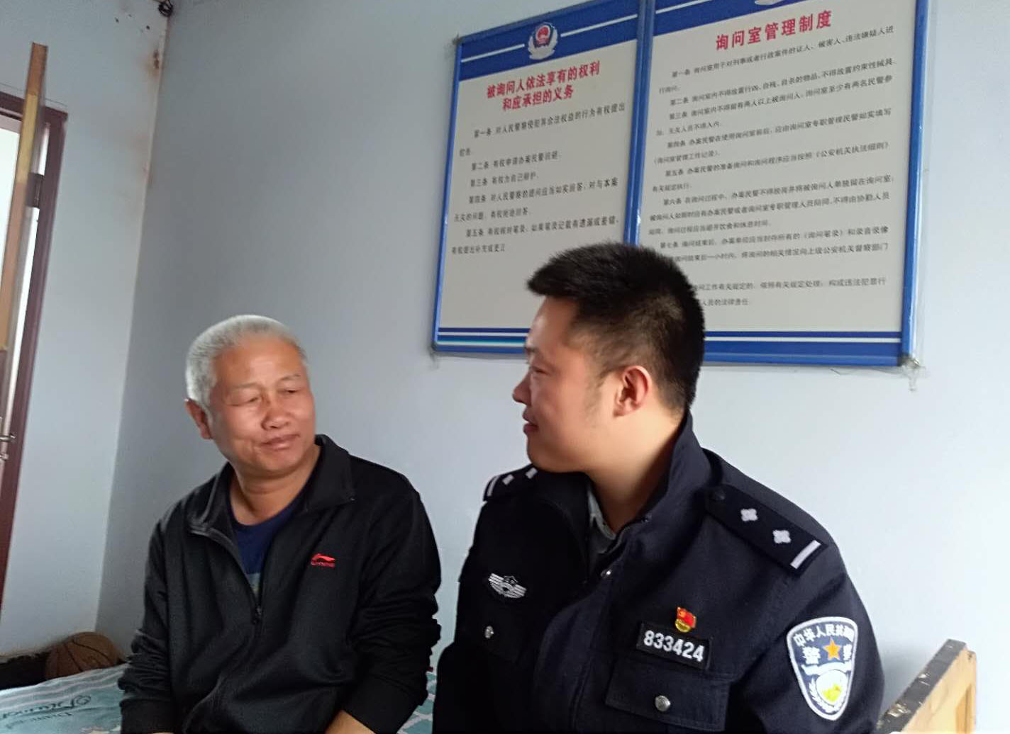 孫峰(左)與民警交流