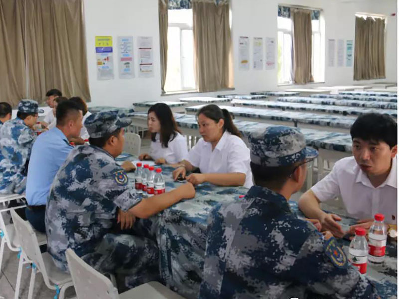 青年律師一對一為解放軍戰(zhàn)士解答法律咨詢