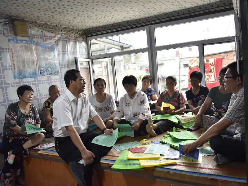 3走進(jìn)農(nóng)戶(hù)家進(jìn)行普法宣傳