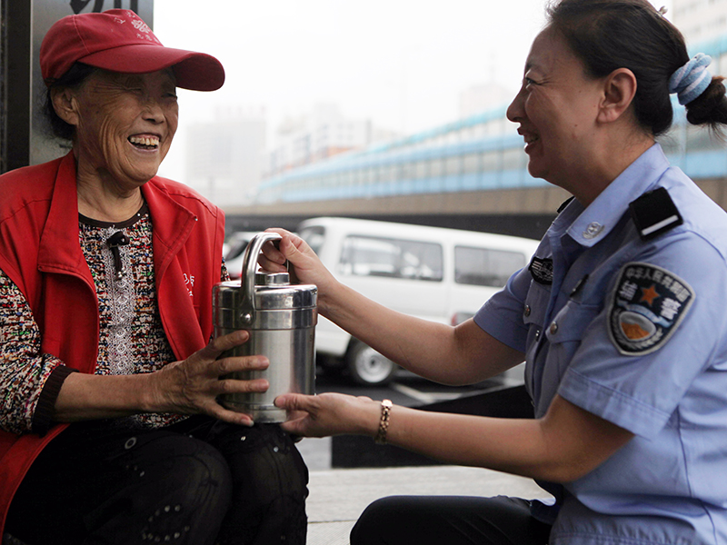 幾年這個愛心團(tuán)隊的女警們每天堅持為大廳門口賣報攤的金大娘送“愛心午餐”