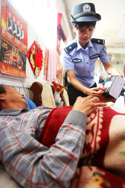 王月得知行動(dòng)不便群眾要辦身份證，便主動(dòng)上門為其錄取指紋信息