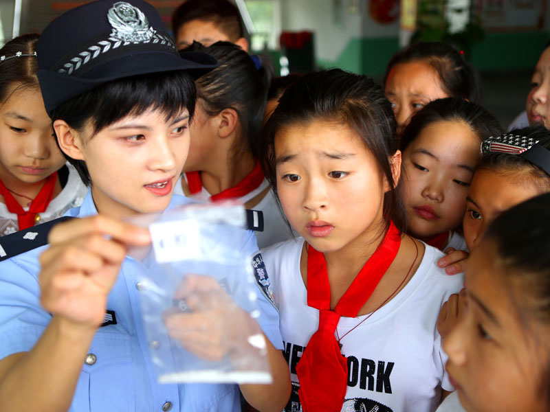 開學(xué)第一天，王月就來(lái)到學(xué)校為學(xué)生上了一堂生動(dòng)的法治教育課