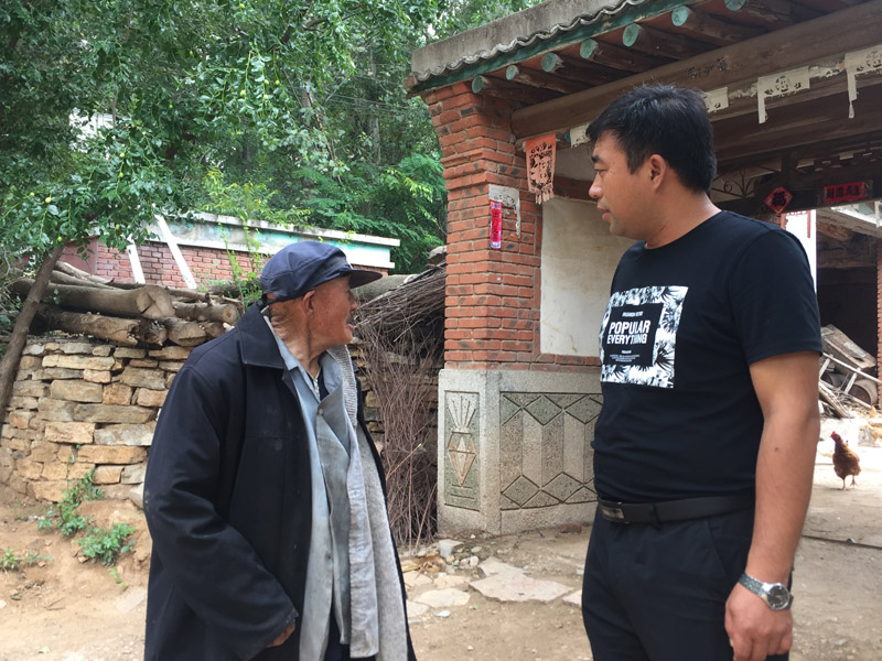劉德剛(右)走訪貧困戶