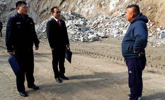 于翠彬（左二）找與被執(zhí)行人進行溝通