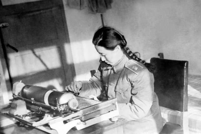 恢復(fù)建院后，打字員魏豪同志正在用鉛字打印機打字
