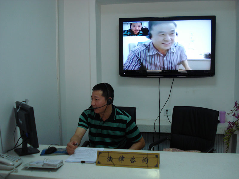 法律援助實(shí)現(xiàn)網(wǎng)絡(luò)視頻審批。圖為法援工作人員與居民在線咨詢