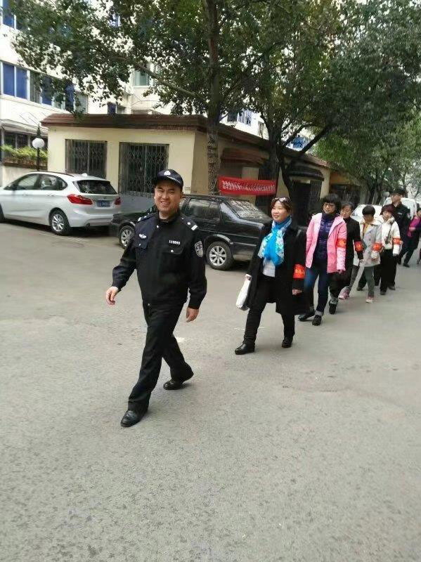 王愛波帶領(lǐng)義務(wù)巡邏隊(duì)在巡邏