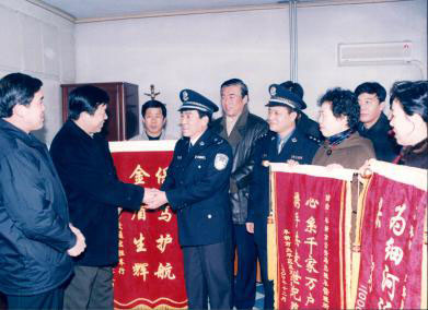 2000年12月，市公安局長(zhǎng)侯振祥接受各出租車行代表贈(zèng)送的錦旗