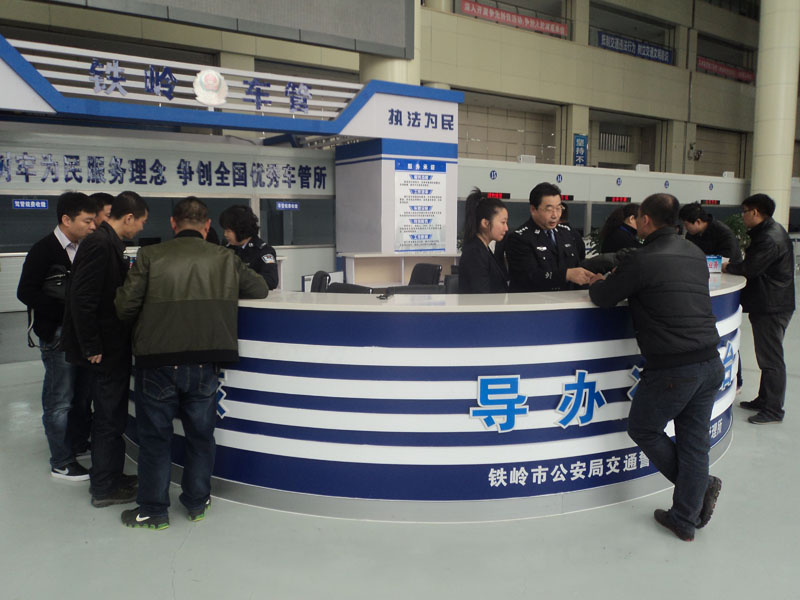 車管所由“鏈條式”服務(wù)改為“一窗式”服務(wù)，群眾辦事更加便捷