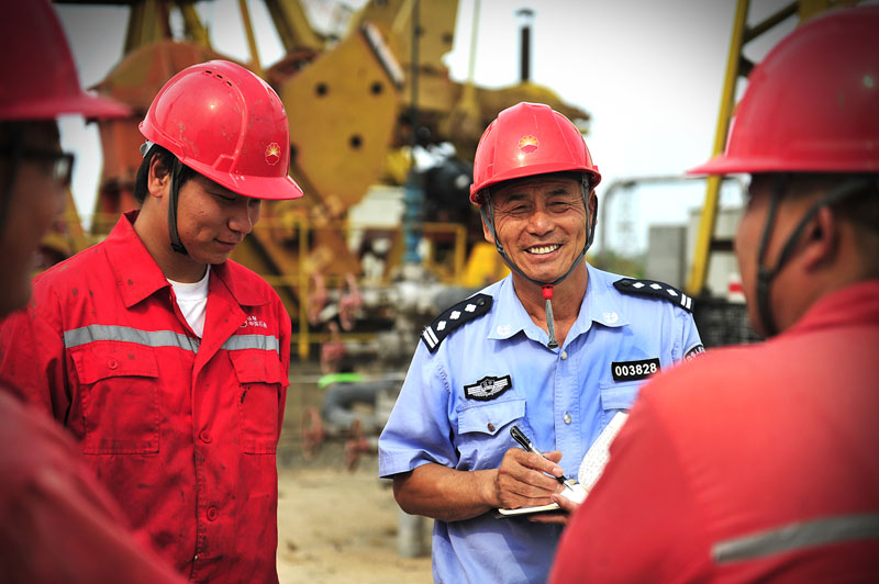 6、遼河公安局將服務(wù)油田作為永不懈怠的政治責(zé)任，推出系列服企便民舉措。遼河油田被譽(yù)為全國(guó)治安秩序最好的油氣田。