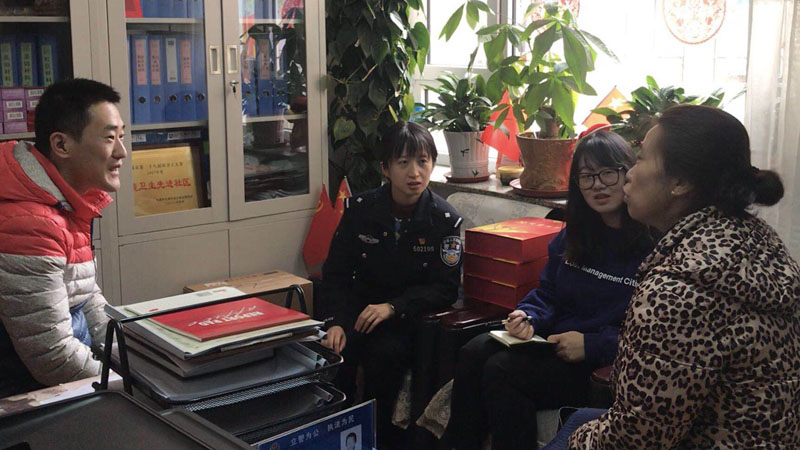 記者同田蕙聞調(diào)解居民矛盾