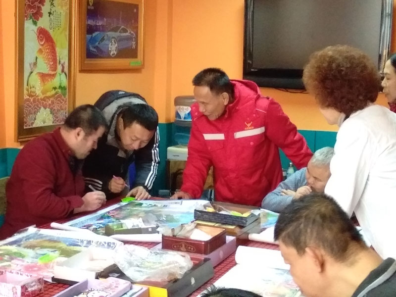 記者學(xué)著做鉆石畫(huà)