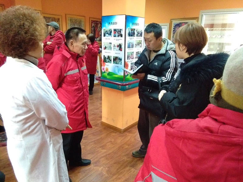 記者采訪樓院帶頭人（左二）