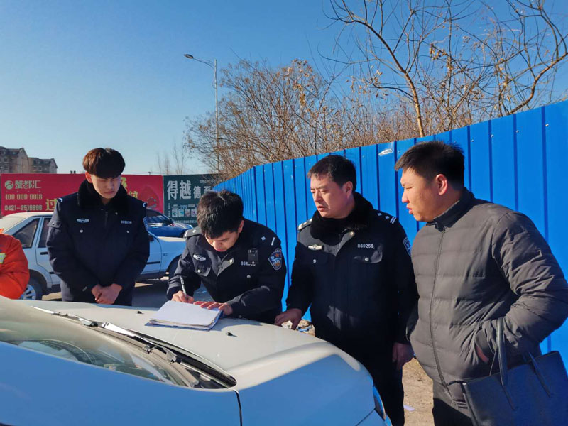 張立國(右2)在辦案現(xiàn)場