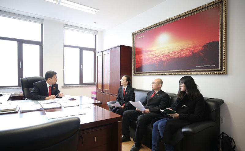 記者（右）旁聽王志紅（左二）和院領導研究復雜案件