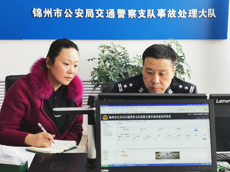 記者(左)與民警一起錄入當(dāng)事人信息