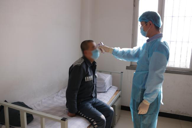 曹?。ㄓ遥┱跒榉倘藛T測(cè)體溫