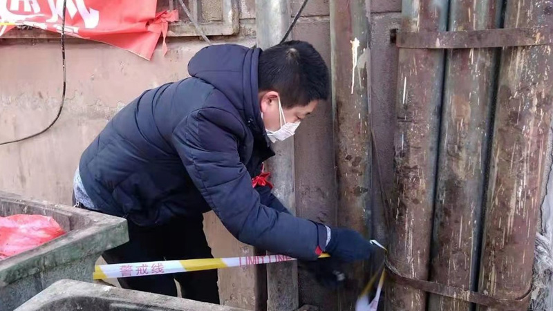 王云龍在加固封閉設施