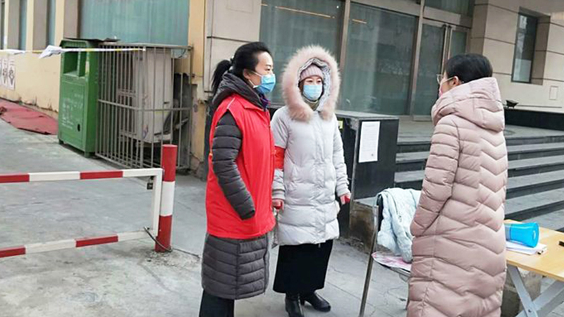 社區(qū)封閉管理后翟偉(左一)向居民進(jìn)行講解