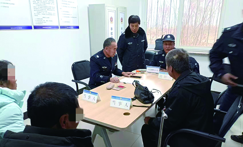 趙如申(左五)對(duì)石獅子村某組土地承包糾紛進(jìn)行調(diào)解