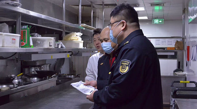 配圖: 撫順市市場(chǎng)監(jiān)督管理局對(duì)學(xué)校食堂進(jìn)行檢查