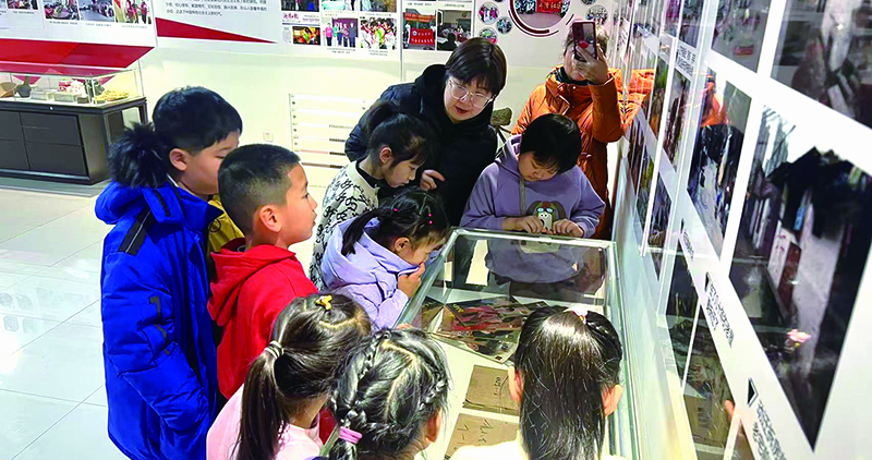 “澤潤五色花”課堂帶領孩子參觀砂山百年足跡展