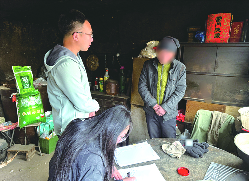 行政庭干警到黃某家中核實(shí)其家庭生活狀況