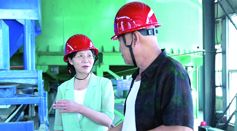 頭題圖，張亞?wèn)|（左）深入企業(yè)，打通法律服務(wù)助企“最后一公里”