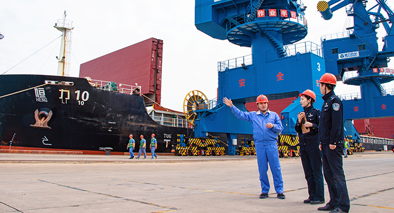 大連市公安局沿海安全保衛(wèi)局民警來到轄區(qū)企業(yè)走訪，了解企業(yè)急難愁盼問題。