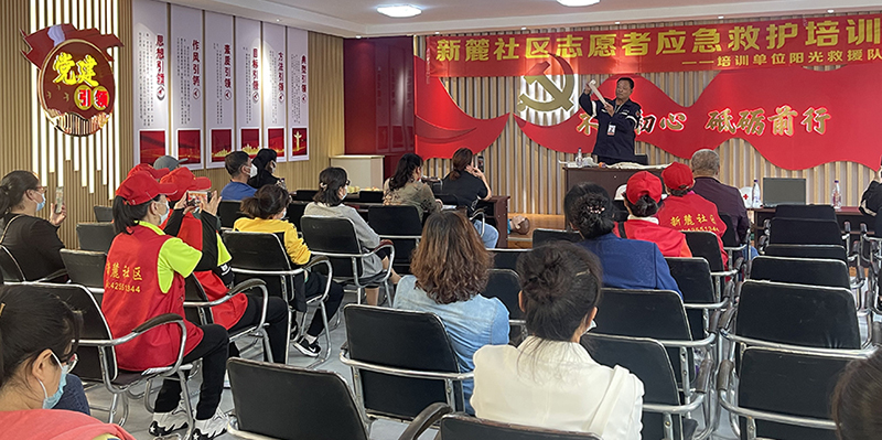 6圖，志愿者參加應(yīng)急救護(hù)培訓(xùn)