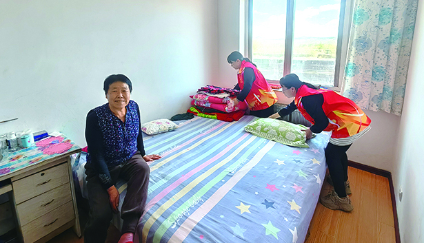 阜新圖，組織志愿者為獨(dú)居老人打掃衛(wèi)生