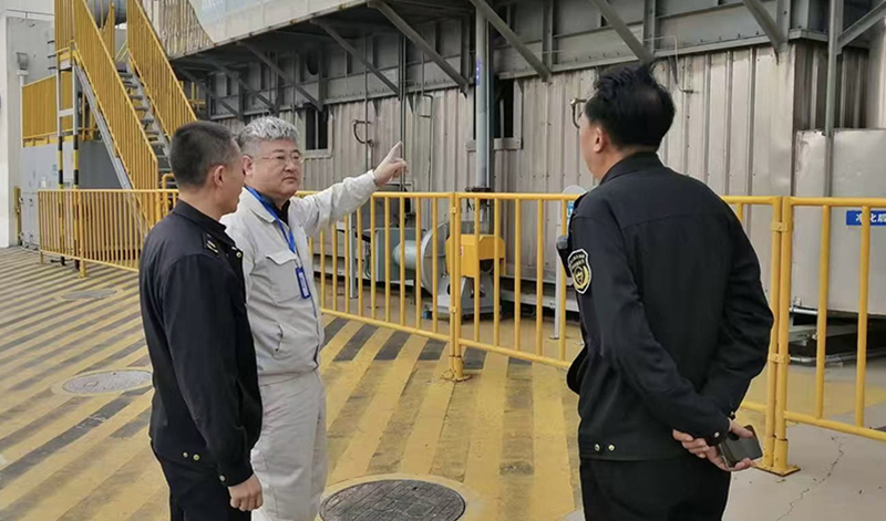 劉濤（中）對執(zhí)法過程提出監(jiān)督意見