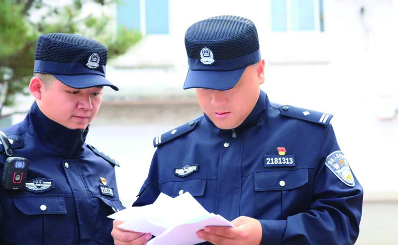 楊帥與民警交流心得