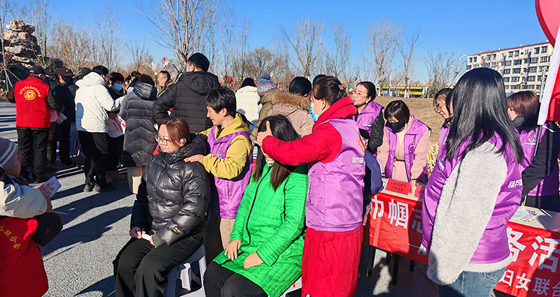 巾幗志愿者給現(xiàn)場(chǎng)群眾進(jìn)行健康按摩