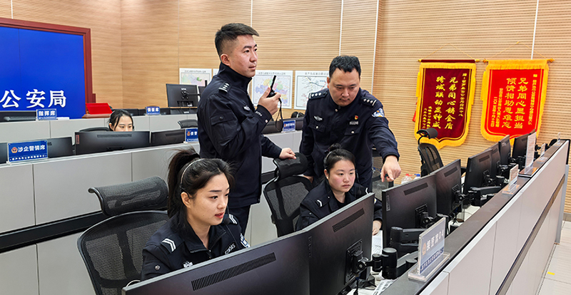 情報指揮中心值班人員在對話報警人同時尋找其定位