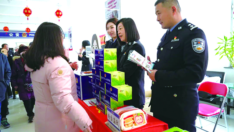 鞍山南臺監(jiān)獄民警為社區(qū)居民提供法律服務(wù)