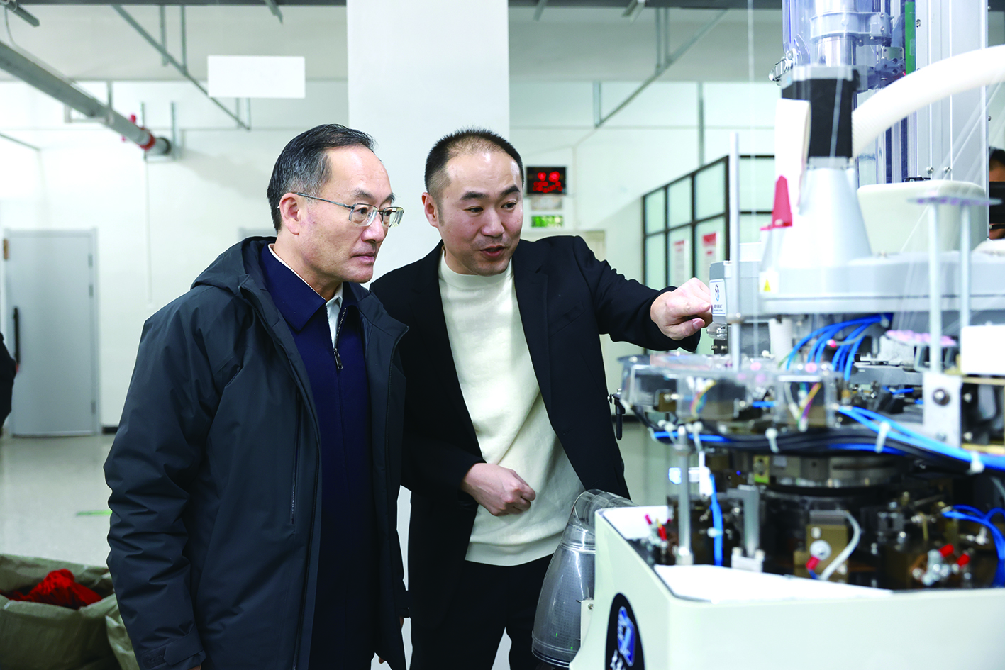 省委常委、政法委書(shū)記鄭藝（左）在遼寧保利襪業(yè)進(jìn)出口有限公司詳細(xì)了解企業(yè)生產(chǎn)經(jīng)營(yíng)情況